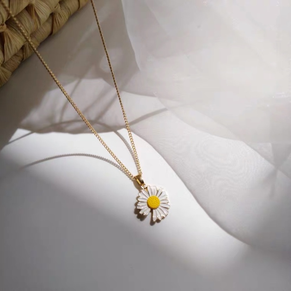 💕Last one Daisy Charm Necklace Enamel Daisy - Picture 3 of 9